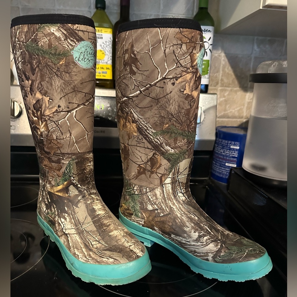 Camo neoprene rain boots size 10